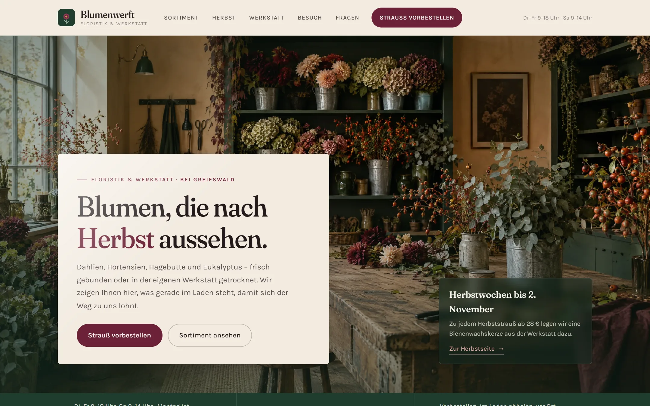 Startseite der Beispiel-Website Blumenwerft am Bildschirm: Ladenfoto, Papierblatt mit der Überschrift „Blumen, die nach Herbst aussehen“ und Hinweis auf die Herbstwochen