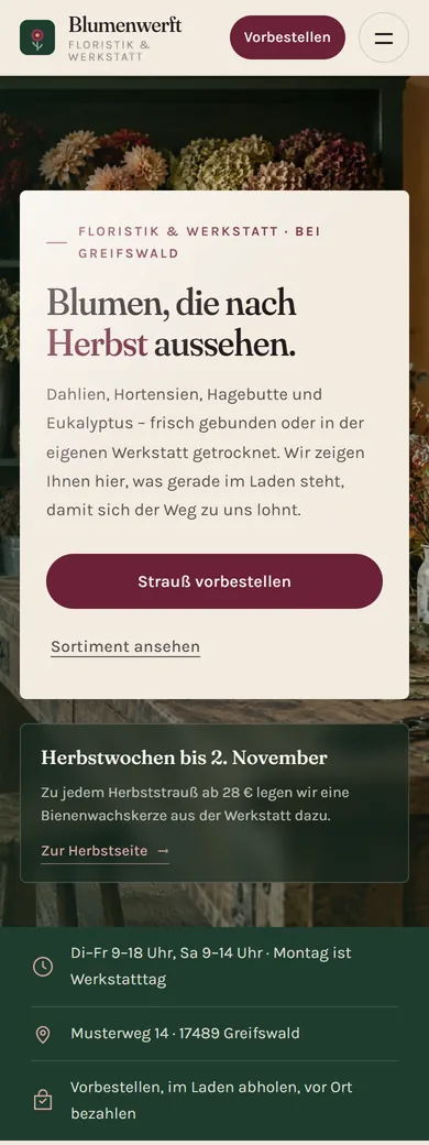 Dieselbe Beispiel-Website auf dem Smartphone: Kopfzeile mit Marke, Papierblatt mit Überschrift und Knöpfen