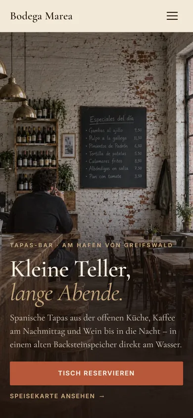 Dieselbe Startseite auf dem Handy: Foto, Überschrift und Reservierungsknopf untereinander