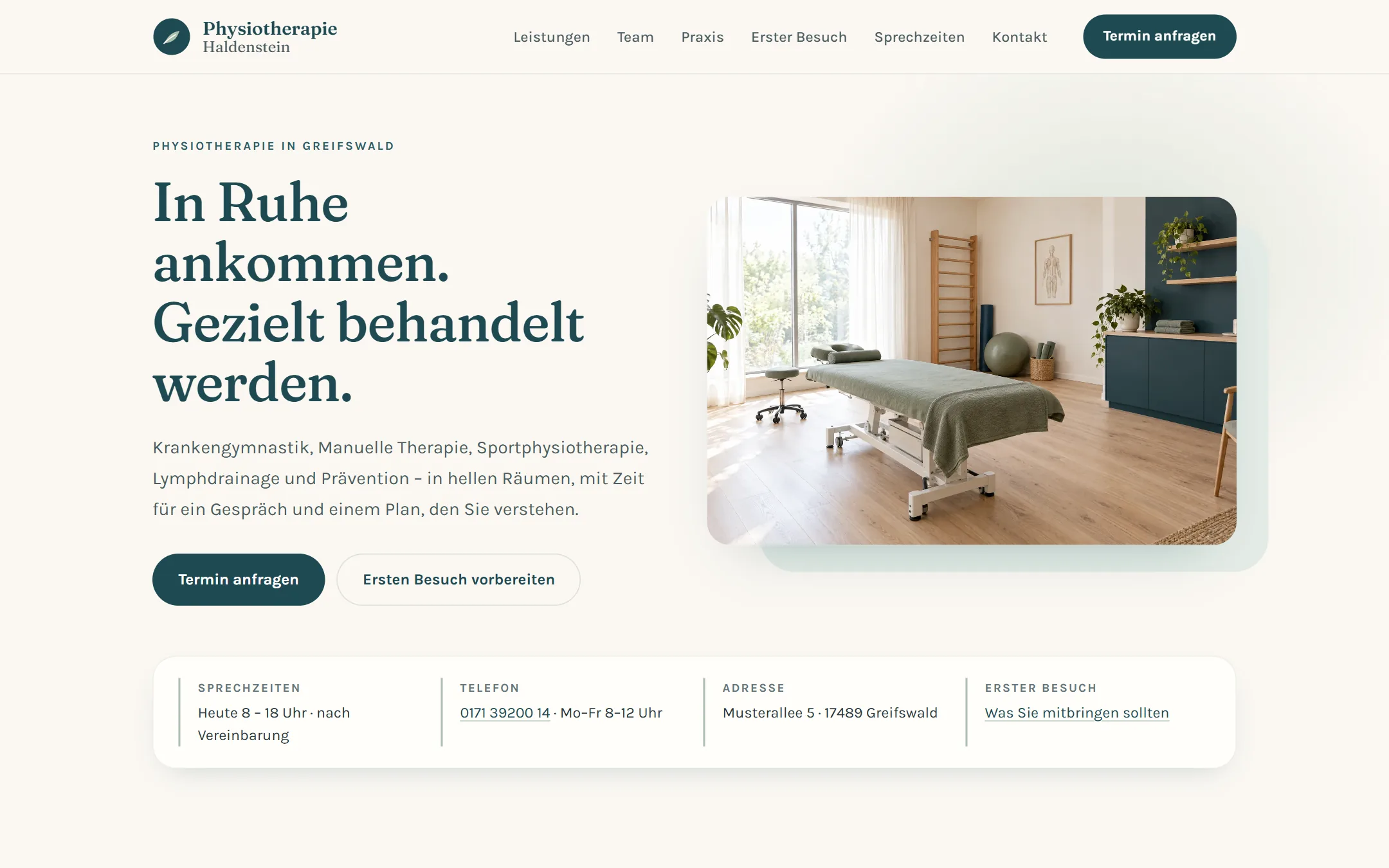 Startseite der Beispiel-Website Physiotherapie Haldenstein am Desktop: Navigation, Überschrift „In Ruhe ankommen. Gezielt behandelt werden.“ und Foto des Behandlungsraums