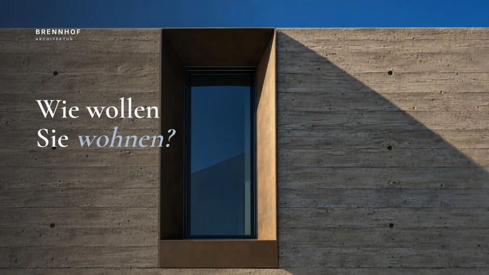 Hook: Betonfassade im Streiflicht mit der Zeile „Wie wollen Sie wohnen?“