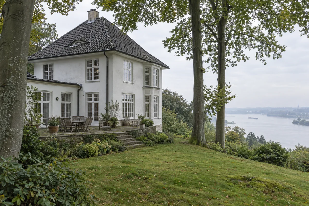 Südseite des Hauses am Elbhang mit Terrasse und Rasen